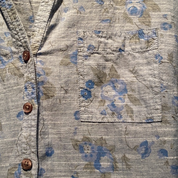 Lightweight floral top. 3/4 or long sleeve - Picture 2 of 2